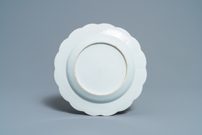 Une assiette en porcelaine de Chine en bleu et blanc d&eacute;cor&eacute;e aux Pays-Bas d'une sc&egrave;ne romantique, Qianlong