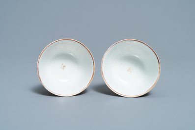 Une paire de tasses et soucoupes en porcelaine de Chine famille rose &agrave; d&eacute;cor mandarin, Qianlong