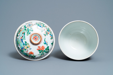 Un grand bol couvert en porcelaine de Chine famille verte, Kangxi