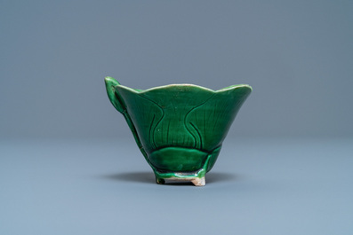 Une tasse et soucoupe en forme de lotus en porcelaine de Chine 'oeuf et &eacute;pinards', Kangxi