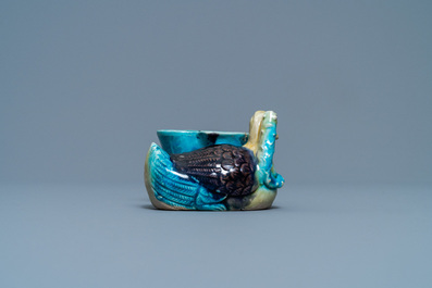 Een Chinese aubergine- en turquoise-geglazuurde waterdruppelaar in de vorm van een eend met een lotus, Kangxi