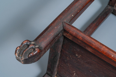 Deux socles en bois hongmu sculpt&eacute; aux plateaux en marbre, Chine, 19&egrave;me