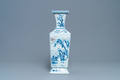 Een Chinese vierkante blauw-witte en koperrode vaas, Kangxi