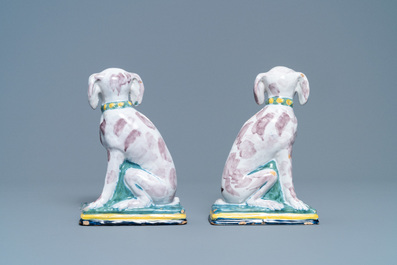 Une paire de tirelires en forme de chien en fa&iuml;ence de Delft polychrome, 18&egrave;me