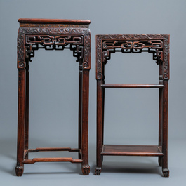 Deux socles en bois hongmu sculpt&eacute; aux plateaux en marbre, Chine, 19&egrave;me
