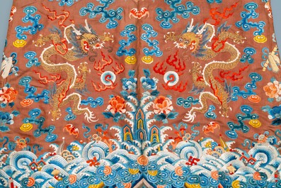Een Chinese geborduurde zijden 'draken' mantel met bruine fondkleur, 18/19e eeuw