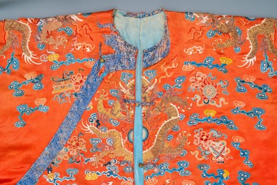Un manteau en soie brod&eacute;e &agrave; d&eacute;cor de dragons sur fond rouge, Chine, 19&egrave;me