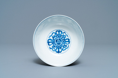 Un bol en porcelaine de Chine en bleu et blanc &agrave; d&eacute;cor de dragons et d'un double vajra, marque de Chenghua, Kangxi