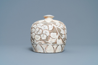 A Chinese Cizhou 'truncated meiping' sgraffiato vase, Song/Ming