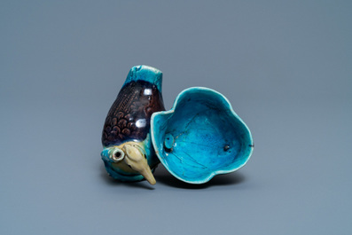 Een Chinese aubergine- en turquoise-geglazuurde waterdruppelaar in de vorm van een eend met een lotus, Kangxi