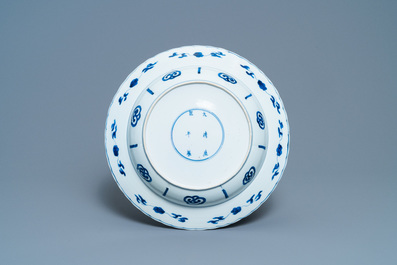 Un plat en porcelaine de Chine en bleu et blanc &agrave; d&eacute;cor de 'Mu Guiying', marque et &eacute;poque de Kangxi