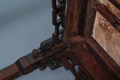 Deux socles en bois hongmu sculpt&eacute; aux plateaux en marbre, Chine, 19&egrave;me