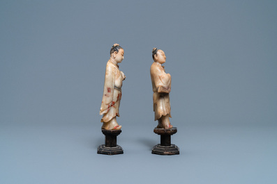 Une paire de figures en pierre &agrave; savon de Shoushan, Kangxi