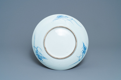 Un plat en porcelaine de Chine en bleu et blanc &agrave; d&eacute;cor de pivoines, 19&egrave;me