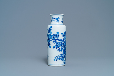 Een Chinese blauw-witte rouleau vaas met floraal decor, Kangxi