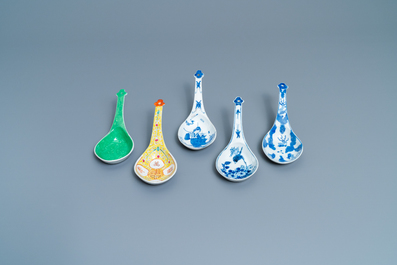 Twaalf grote Chinese blauw-witte, famille rose en polychrome lepels, 19/20e eeuw