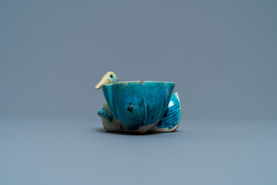 Een Chinese aubergine- en turquoise-geglazuurde waterdruppelaar in de vorm van een eend met een lotus, Kangxi