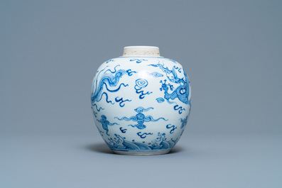 Een Chinese blauw-witte pot met een draak en een feniks, Chenghua merk,Kangxi