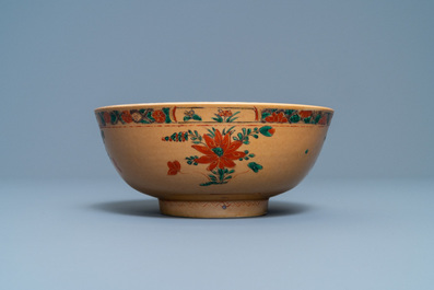 Une assiette et un bol en porcelaine de Chine famille verte &agrave; fond brun capucin, Kangxi