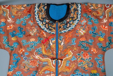 Un manteau en soie brod&eacute;e &agrave; d&eacute;cor de dragons sur fond brun, Chine, 18/19&egrave;me