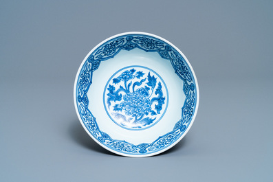 Un bol en porcelaine de Chine en bleu et blanc &agrave; d&eacute;cor de rinceaux de pivoines, marque de Xuande, Kangxi