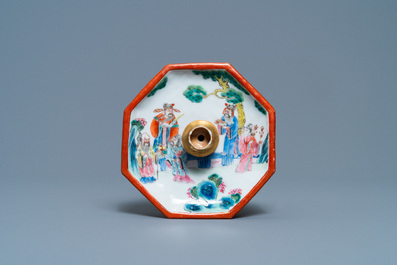 Un porte-encens de forme octagonale en porcelaine de Chine famille rose orn&eacute; d'un br&ucirc;le-parfum miniature, 19&egrave;me