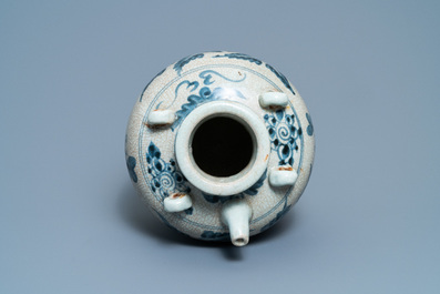Een grote Chinese blauw-witte Swatow wijnkan, Ming