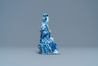 Een Chinese blauw-witte figuur van een zittende Guanyin, 19e eeuw