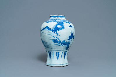 Un vase en porcelaine de Chine en bleu et blanc &agrave; d&eacute;cor de figures dans un paysage, &eacute;poque Transition