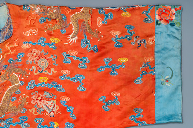 Een Chinese geborduurde zijden 'draken' mantel met rode fondkleur, 19e eeuw