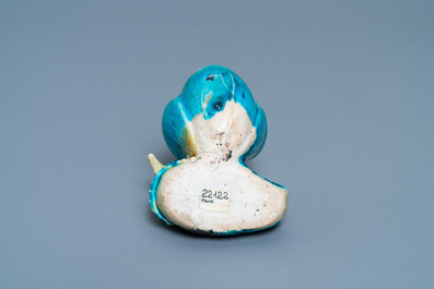 Een Chinese aubergine- en turquoise-geglazuurde waterdruppelaar in de vorm van een eend met een lotus, Kangxi