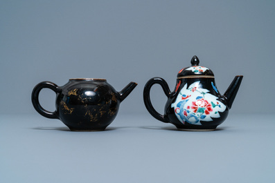 Deux th&eacute;i&egrave;res en porcelaine de Chine famille noire, un pattipan et deux supports de cuill&egrave;res, Yongzheng/Qianlong