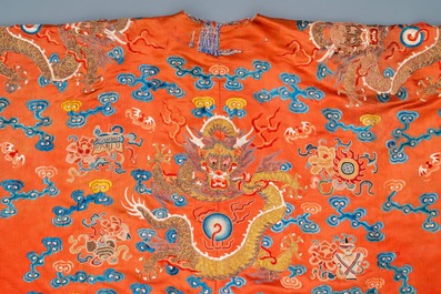 Een Chinese geborduurde zijden 'draken' mantel met rode fondkleur, 19e eeuw