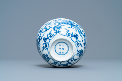 Un bol en porcelaine de Chine en bleu et blanc &agrave; d&eacute;cor de dragons et d'un double vajra, marque de Chenghua, Kangxi