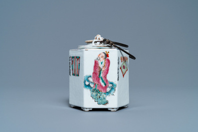 A Chinese famille rose 'Wu Shuang Pu' teapot with insert, 19/20th C.