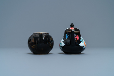 Twee Chinese famille noire theepotten, een pattipan en twee lepelschotels, Yongzheng/Qianlong