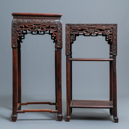 Deux socles en bois hongmu sculpt&eacute; aux plateaux en marbre, Chine, 19&egrave;me