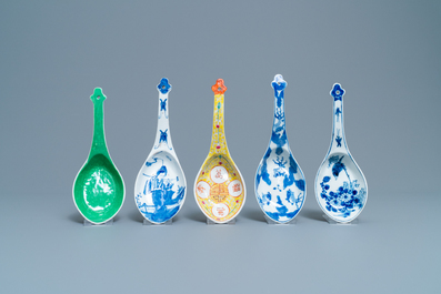 Twelve large Chinese blue and white, famille rose and polychrome spoons, 19/20th C.