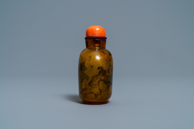 Une tabati&egrave;re en verre peint &agrave; l'int&eacute;rieur &agrave; d&eacute;cor de sauterelles, attr. &agrave; Xue Shaofu, ca. 1900