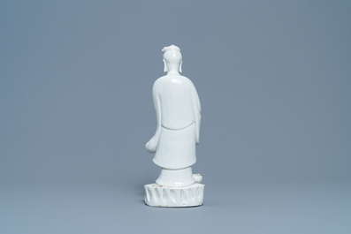 Een Chinese Dehua blanc de Chine figuur van Guanyin, Kangxi/Qianlong