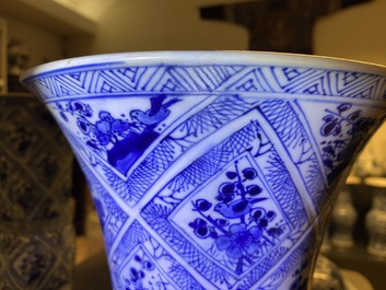 Une garniture de cinq vases en porcelaine de Chine en bleu et blanc aux panneaux floraux et de paysages, Kangxi