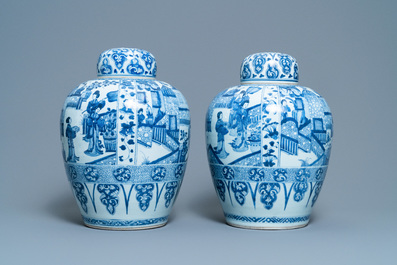 Une paire de grands pots couverts en porcelaine de Chine en bleu et blanc, Kangxi