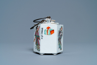 A Chinese famille rose 'Wu Shuang Pu' teapot with insert, 19/20th C.