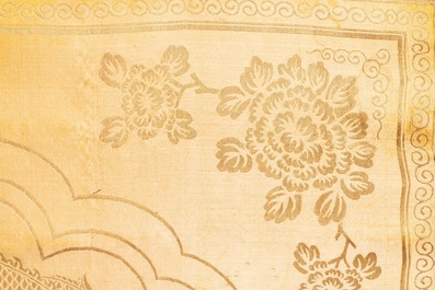 Trois panneaux en broderie de soie chinoise, 19&egrave;me