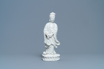 Een Chinese Dehua blanc de Chine figuur van Guanyin, Kangxi/Qianlong