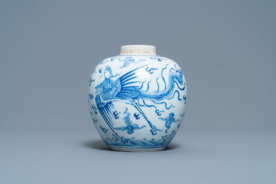 Een Chinese blauw-witte pot met een draak en een feniks, Chenghua merk,Kangxi