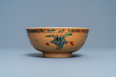 Une assiette et un bol en porcelaine de Chine famille verte &agrave; fond brun capucin, Kangxi