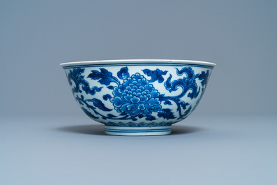 Un bol en porcelaine de Chine en bleu et blanc &agrave; d&eacute;cor de rinceaux de pivoines, marque de Xuande, Kangxi