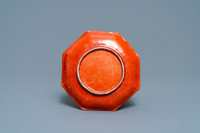 Un porte-encens de forme octagonale en porcelaine de Chine famille rose orn&eacute; d'un br&ucirc;le-parfum miniature, 19&egrave;me