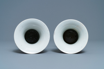 Une paire de vases en porcelaine de Chine famille rose &agrave; d&eacute;cor de gar&ccedil;ons aupr&egrave;s de citrouilles, 19&egrave;me